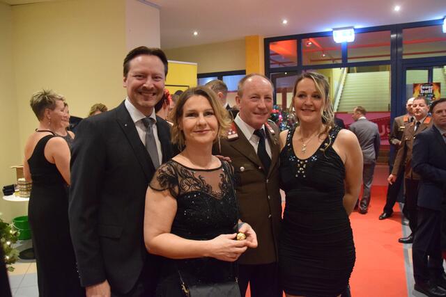 Bürgermeister Rainer Handlfinger mit Gattin Sabine sowie Thomas Kirchner und Barbara Schätzschock genossen den Abend am Feuerball in Ober-Grafendorf | Foto: Patrick Rosche
