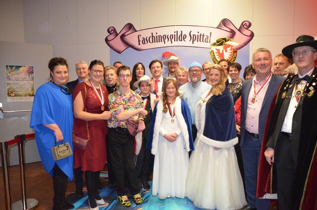 Landesrätin Sara Schaar (3.v.li) , die Prinzenpaare, SR Andreas Unterrieder, Gerald Köck und Premierenbesucher