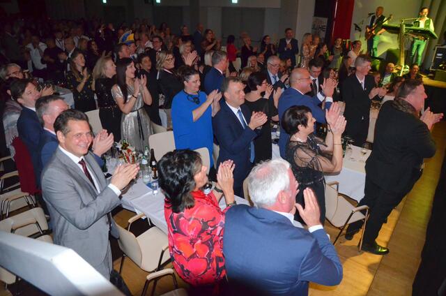 Immer wieder riss es die Zuschauer von den Stühlen