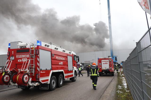 In Eßling geriet eine Produktionsmaschine in Brand, eine Person erlitt eine schwere Atemwegsverletzung.  | Foto: laumat.at/Matthias Lauber