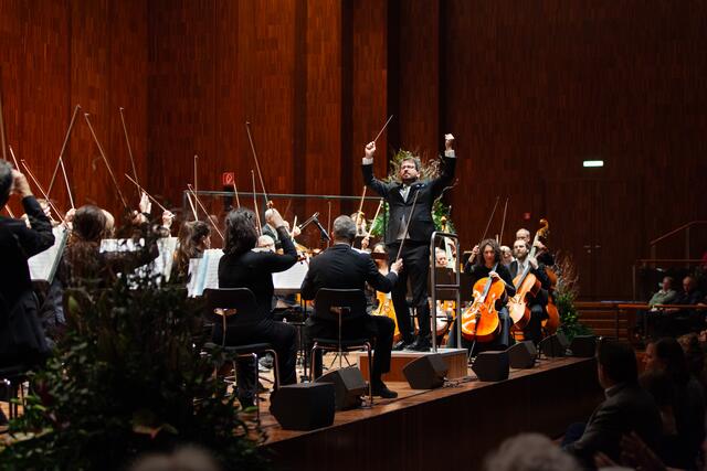 Dirigent Gerrit Prießnitz und das Tiroler Symphonieorchester Innsbruck beim Neujahrskonzert 2024 im Saal Tirol.  | Foto: Chó/wefeel.art