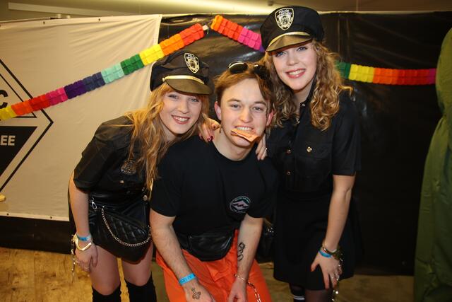 Polizistinnen verhafteten: Sarah, David und Sarah.