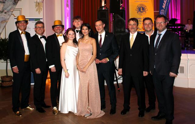 Moderator Martin Reinelt, GR Wolfgang Horwath, Professor Martin Wukowich, Ballkomitee Leonie Ferstl, Aleyna Canik und Patrik Seidl, Stadtrat Phillip Gruber, Direktor Martin Lang, Andreas Pilz und GR Robert Pfisterer konnten sich über eine gelungene Ballnacht freuen. | Foto: Claudia Seidl