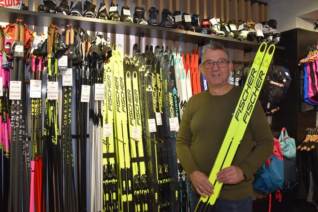 Erich Gleirscher von Sport 2000 Hofer ist der absolute Langlaufspezialist im Stubai- und Wipptal und hat für jeden die richtige Ausrüstung im Sortiment. | Foto: Kainz