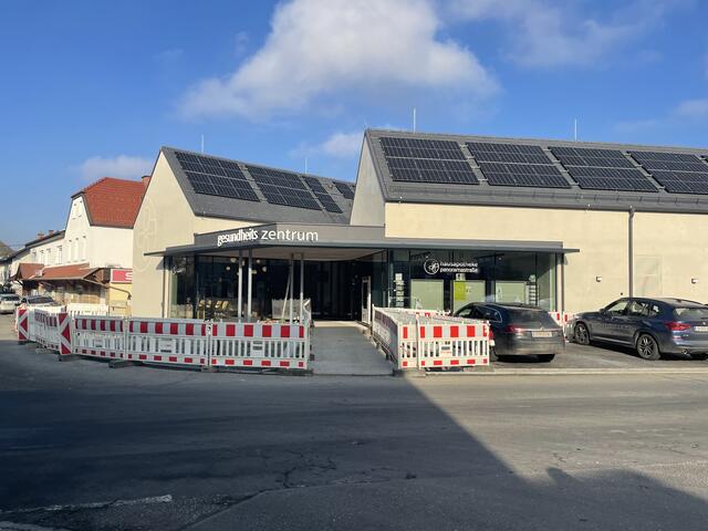 Das neue Gesundheitszentrum wurde gegenüber der Vereinshalle in Deutsch Kaltebrunn Bergen errichtet.  | Foto: Elisabeth Kloiber