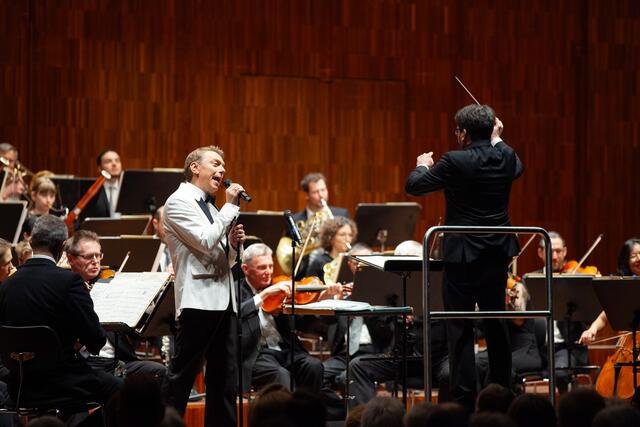 Gab nach der Pause unter anderem das Lied "Ich liebe dich" von Robert Stolz aus dem Film "Zauber der Bohéme" zum Besten: Erwin Belakowitsch. | Foto: Chó/wefeel.art