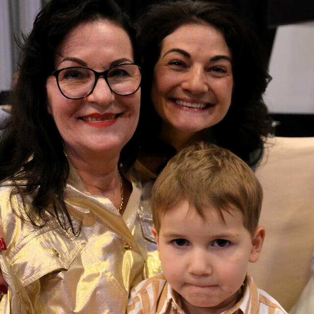 Ruth und Leopold Rems, Mutter und Sohn des Faschingsprinzen, mit Tanzlehrerrin Oxana Tockner