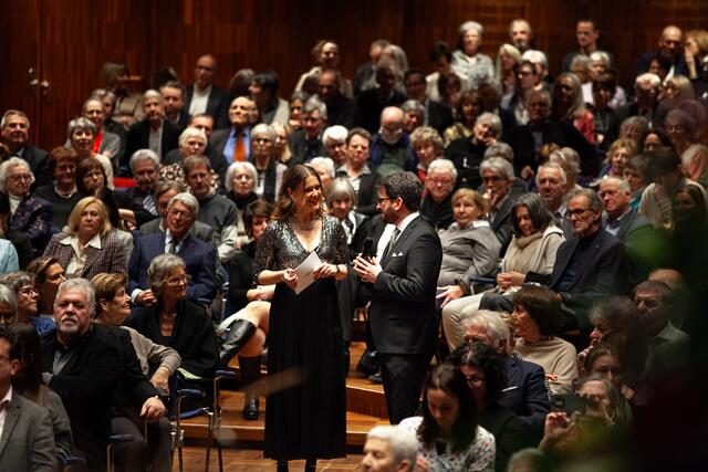 Führten gemeinsam durch das Neujahrskonzert 2024 des Tiroler Symphonieorchesters Innsbruck: Neo-TLT-Intendantin Irene Girkinger und Dirigent Gerrit Prießnitz. | Foto: Chó/wefeel.art