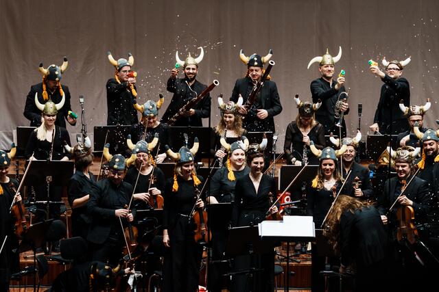 Spaß muss sein: das Tiroler Kammerorchester InnStrumenti überbrachte seine Neujahrswünsche heuer mit Wikinger-Helm und einem Wicki-Medley.  | Foto: Amir Kaufmann