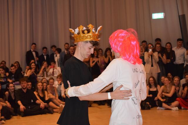 Die Ballkönige tanzten einen gemeinsamen Walzer. | Foto: Selina Duran