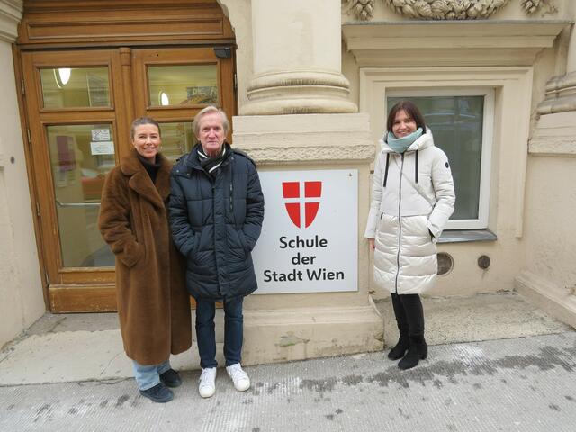 Der Gründer des Vereins "Seitenwechsel" Erwin Greiner mit den Vorstandsmitgliedern Clara Berding und Julia Buczolich. | Foto: Sabine Krammer