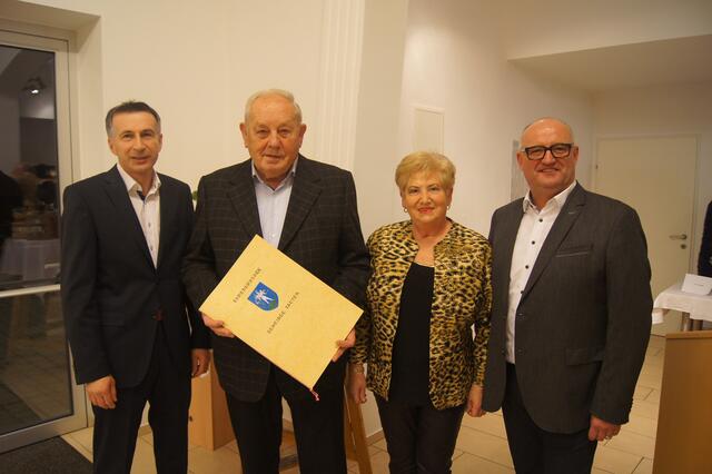 Vizebürgermeister Robert Csukker, Baumeister Johann Gartner und Gattin Katharina, Bürgermeister Willi Goldenits in Tadten | Foto: Gemeinde Tadten
