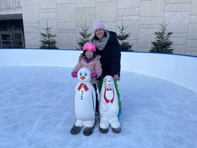 Emma und Selina testen bereits den neuen Eislaufplatz. | Foto: Magdalena Pfeffer