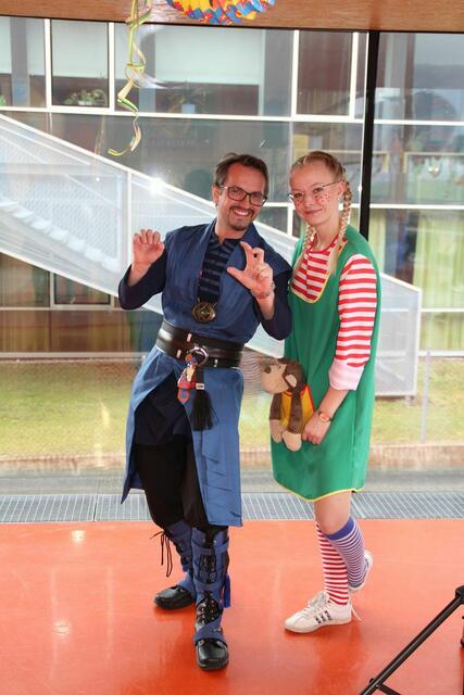 Unsere Moderatorin Laura und DJ Andi freuen sich schon auf viel Kinderlachen.