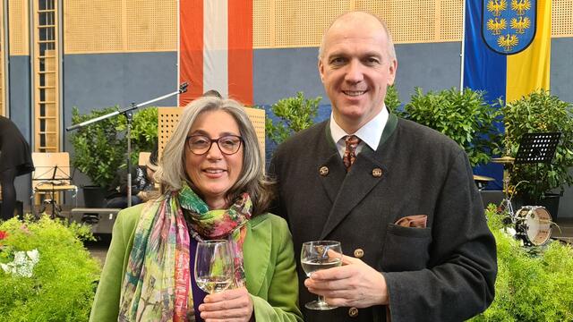 Bezirkshauptmann Philipp Enzinger kam mit seiner charmanten Gattin 