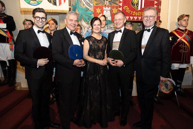 Die Gastgeber: Ballkomiteevorsitzender Leo Jindrak, Gottfried Rössl (Vorsitzender Altherrenlandesbund OÖ), Rupert Wallinger (Vorsitzender Oö. Mittelschülerkartellverband) mit LH Thomas Stelzer und Bettina Stelzer-Wögerer. | Foto: Cityfoto/Pelzl