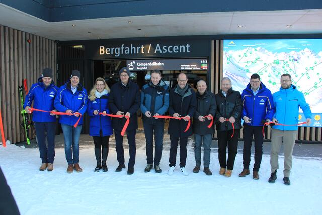 Offizielle Eröffnung der neuen Komperdellbahn in Serfaus: Markus Plangger, Stefan Mangott, Claudia Plangger, Anton Mattle, Gerhard Gassner, Mario Gerber, Paul Greiter, Franz Hörl, Christof Schalber und Lukas Heymich (v.l.). | Foto: Schwarz
