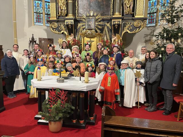 Patricia Atschreiter, Diakon Andreas Tüchler, Hannah Öllinger, Matthäus Hausberger, Pfarrer P. Severin Ritt, Diakon Wolfgang Mühlehner, Pia Büringer, Marlene Reiter, PGR Obmann Andreas Geierlehner


 | Foto: Maria Geierlehner