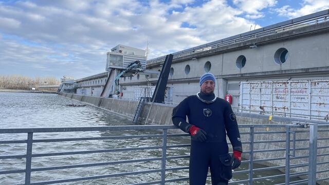 Industrietaucher Andreas Distelberger und seine Kollegen erledigen Reinigungs- und Wartungsarbeiten beim KRaftwerk Freudenau. | Foto: Kathrin Klemm