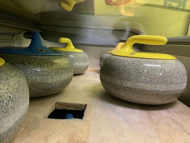 Ein Set besteht aus 16 Curlingsteinen und kostet bis zu 20.000 Euro – der Weltverband unterstützte die Linzer großzügig. 