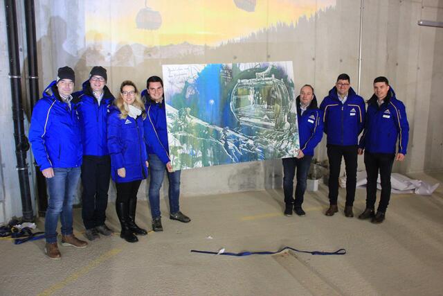 Die Kollegen der Bergbahnen Fiss-Ladis übergaben ein Bild, das bei der Berggala von einer Schweizer Künstlerin angefertigt wurde. | Foto: Schwarz