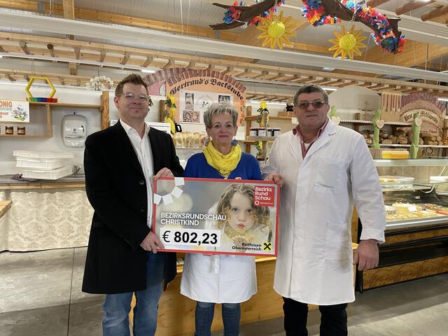 Roman Cserkits von der BezirksRundSchau Vöcklabruck mit Gerti Kroiss und Johann Gruber vom Bauernmarkt (v.l.) | Foto: BRS