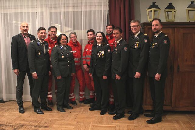 Franz Buchberger (Vizebürgermeister Atzenbrugg), Peter Angerer (Bezirksstellenleiter), Christian Diemt (Bezirksstellenleiter-Stv.), Marina Fischer (Finanzreferentin), Michaela Muschitz (Einsatzmannschaft), Daniel Sprecher (Einsatzmannschaft), Stefanie Fischer (Mannschaftsvertreterin), Florian Eibensteiner (Einsatzmannschaft), Alexander Libal (Mannschaftsvertreter), Ernst Prix (Geschäftsführer), Christian Wolf (Bezirksstellenkommandant) | Foto: RK Atzenbrugg/L. Raich