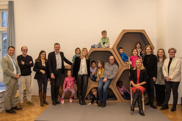 Freuten sich gemeinsam mit den Kindern über die neuen Räumlichkeiten in der Müllerstraße im Stadtteil Wilten: (v. l.) IIG-Geschäftsführer Franz Danler, Thomas Wolf (ISD-Bereichsleiter Kinderzentren), Gemeinderätin Brigitte Berchtold, Bürgermeister Georg Willi, Kindergarten-Leiterin Carolin Plangger, Robert Mair (Amt für Grünanlagen), Stadträtin Elisabeth Mayr, Amtsleiterin Martina Zabernig, Sabine Steffan (Personalvertretung Stadt Innsbruck) und Abteilungsleiterin Birgit Neu.  | Foto: M. Freinhofer