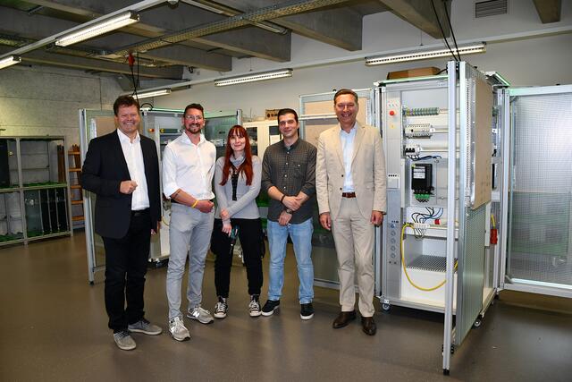 WIFI NÖ-Institutsleiterin-Stv. Johannes Zederbauer, Werkstättenleiter der Automatisierungstechnik und Kunststofftechnik Franz Kraushofer, die WIFI-Kursteilnehmer Gabriela Gorniak und Artan Suhodolli sowie der Innungsmeister der Landesinnung der Elektro-, Gebäude-, Alarm- und Kommunikationstechniker Niederösterreich Friedrich Manschein, bei der Besichtigung der neuen Elektrowerkstätte im WIFI St. Pölten. | Foto: WKNÖ