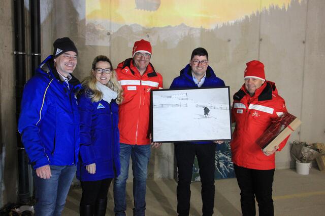 Auch die Verantwortlichen der Schischule Fiss-Ladis übergaben ein besonderes und seltenes Bild an die Serfauser Geschäftsleitung. | Foto: Schwarz