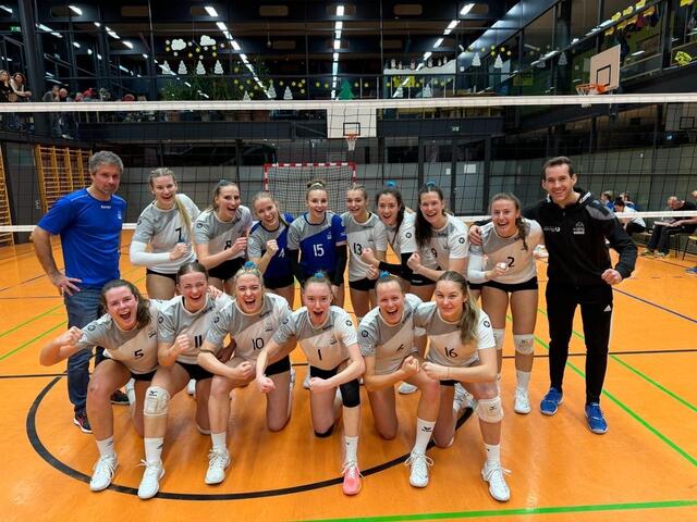 Die Inzinger Volleyballerinnen sind stolz auf den Sieg. | Foto: SU inzingvolley