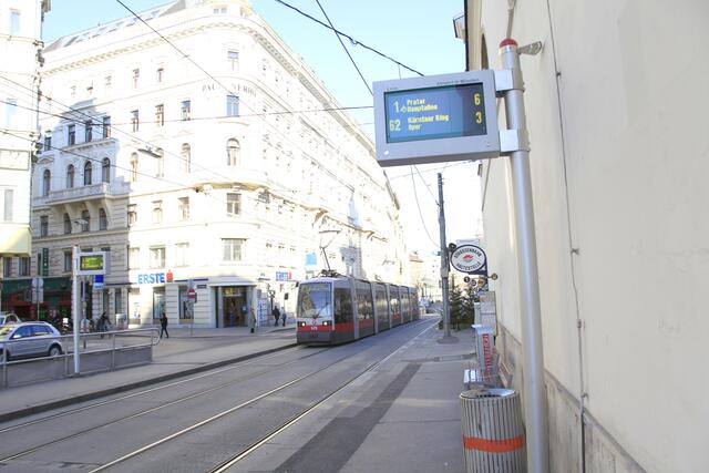 Die Wiener Linien leiten die Bim-Linie 1 und 62 sowie die Badner Bahn während der Dauer der Arbeiten um. Doch dadurch fahren sie nur um und nicht durch den Bezirk.  | Foto: Manfred Helmer
