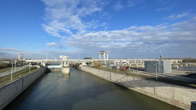 Seit 1998 wird im Kraftwerk Freudenau Strom mittels Wasserkraft erzeugt. Bei einer vorangegangen Bürgerbefragung sprachen sich 73 Prozent der Wienerinnen und Wiener für die Errichtung des Kraftwerks aus.  | Foto: Kathrin Klemm