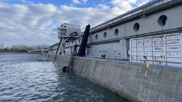 25 Minuten dauert ein Tauchgang bzw. die Arbeit unter Wasser.  | Foto: Kathrin Klemm