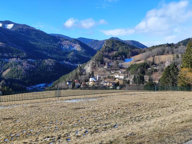 Blick zurück nach Breitenstein, in der Mitte ist der Bahnhof zu sehen | Foto: I.Wozonig