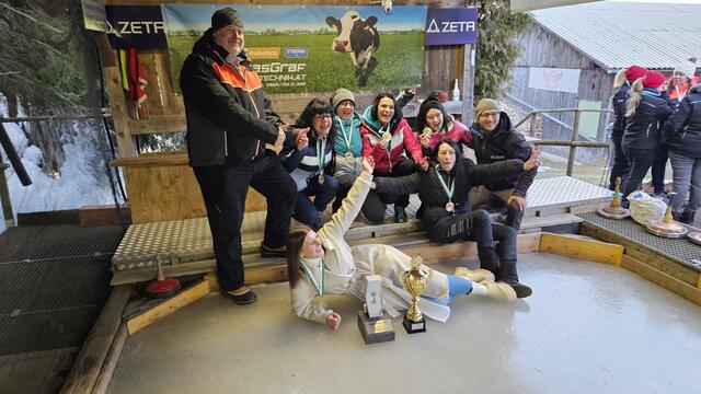 Strahlende Sieger: Die Eisschlumpfinen holten sich bei den Marktmeisterschaften in St. Peter-Freienstein den Sieg, Bürgermeister Wolfgang Gomar (li.) gratulierte. | Foto: GDE St. Peter-Freienstein
