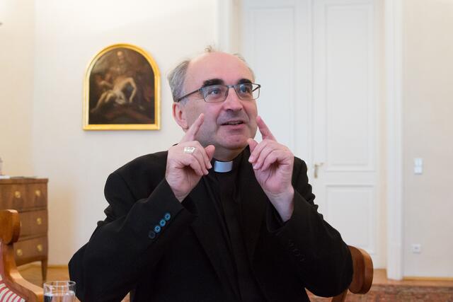 Um die Ehrenamtskultur weiter zu verbessern, lädt die Katholische Kirche Steiermark alle ehrenamtlich Engagierten ein, an einer Umfrage teilzunehmen. Als Dankeschön wird u.a. ein Mittagessen für zwei Personen mit Bischof Wilhelm Krautwaschl im Bischofshof verlost.  | Foto: Konstantionov