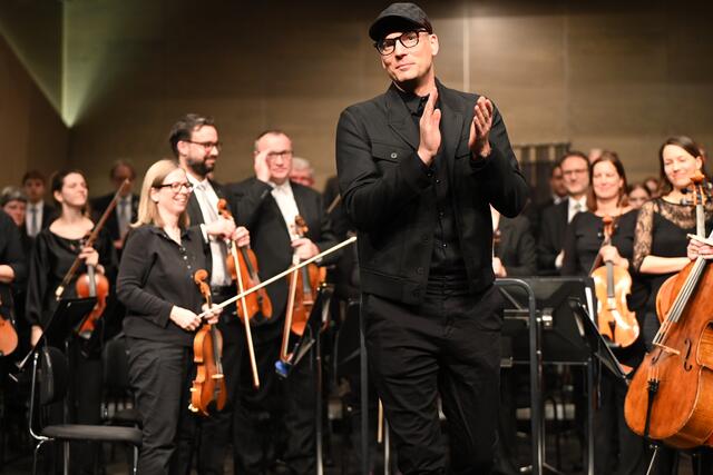  Komponist Walter Mair gratulierte dem Waidhofner
Kammerorchester zur gelungenen Uraufführung seiner Waidhofner
Soundlandschaften. | Foto: Stadt Waidhofen a/d Ybbs