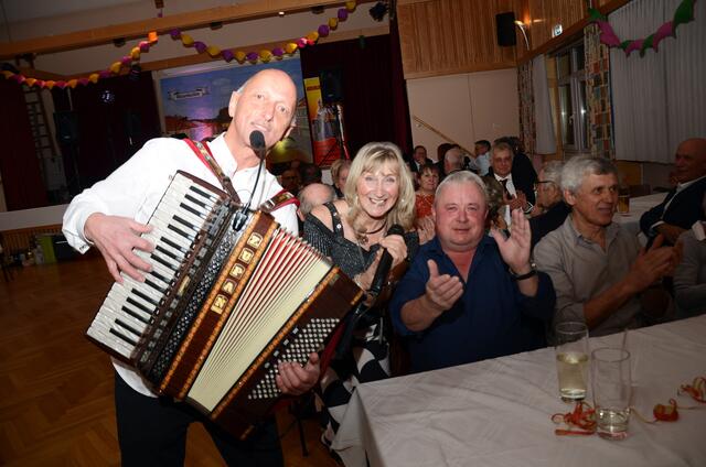 Die Musiker der Gruppe "Herzbluat" mit Kameradschaftsbund-Obmann Hans Auinger (3v.l.). | Foto: BRS/Pointinger