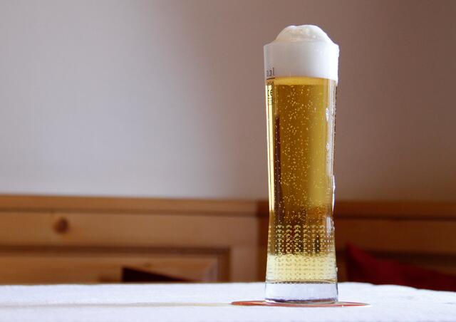 Allein für ein kleines Bier (0,33 Liter) müssen Opernball-Gäste dieses Mal 14,50 Euro berappen. | Foto: Land schafft Leben 2022