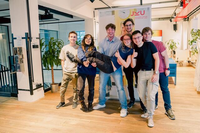 Der JKU-Verein Cyberducks trifft sich jeden ersten Freitag im Monat zum "Tüftel-Tee" in der  Grand Garage. | Foto: GRAND GARAGE