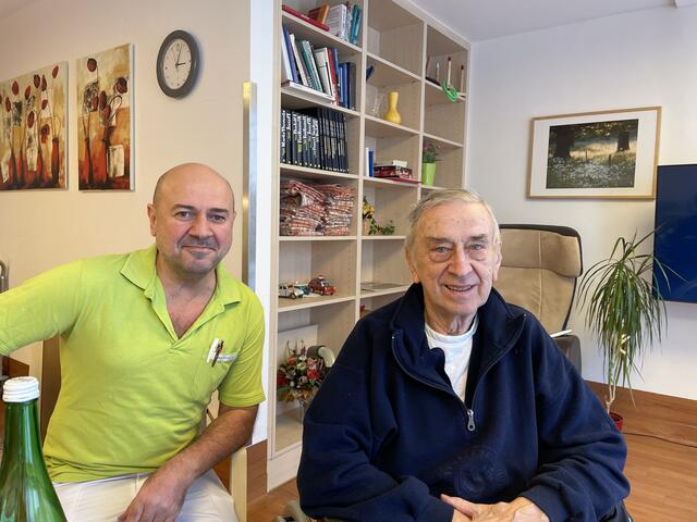 Haxhijaj Besim, Pflegedienstleiter und Fritz Urban, Bewohner.  | Foto: Rosa Besler