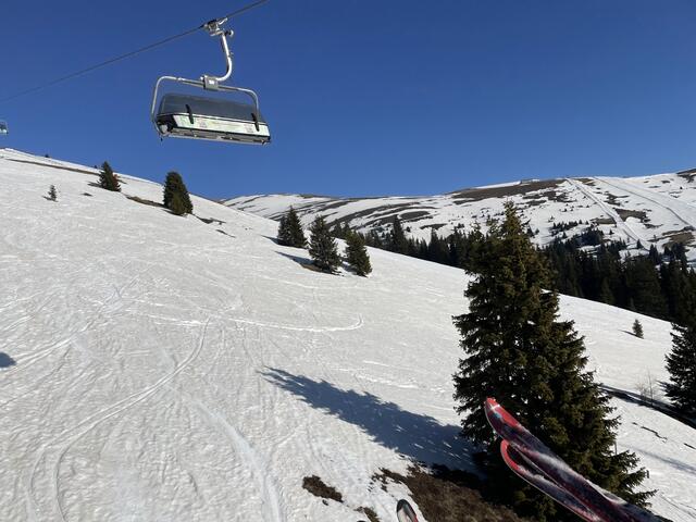 Auf der Piste sollte man auf andere Personen achten. | Foto: Julia Gerold