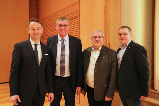 Werner Pamminger, Erwin Kriechbaum, Bürgermeister Johann Kirchberger und WKO-Bezirksstellenleiter Josef Renner.