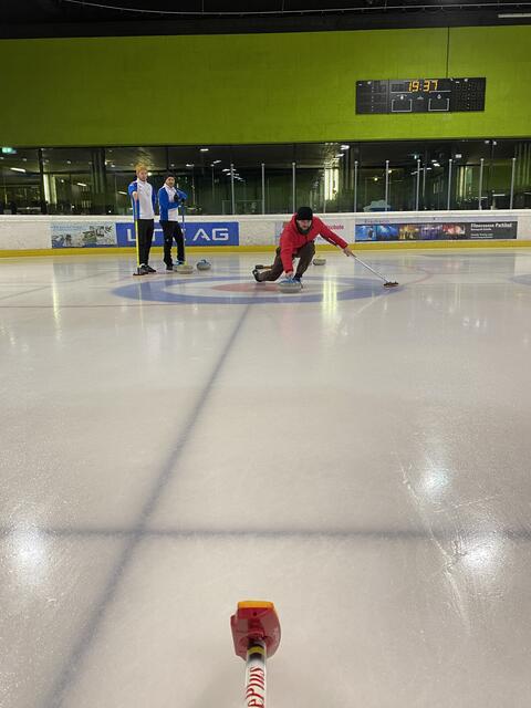 Um den Curlingstein perfekt zu spielen, braucht es nicht nur Genauigkeit, sondern auch jede Menge Körperbeherrschung. 