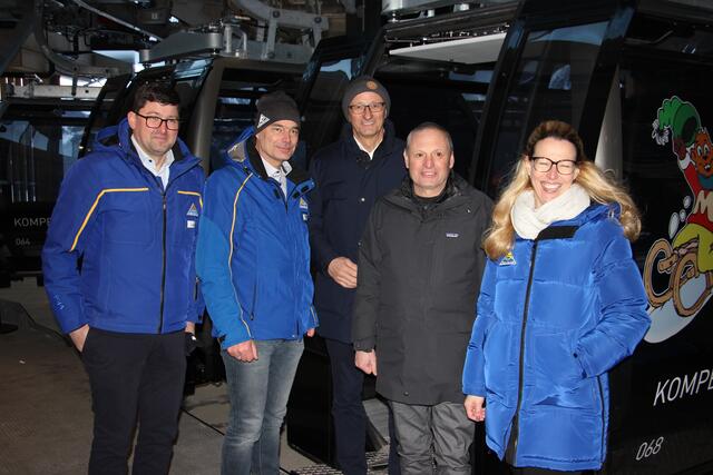 Freuten sich sichtlich über die Eröffnung der neuen Komperdellbahn: Christof Schalber, Stefan Mangott, Anton Mattle, Paul Greiter und Claudia Plangger (v.l.). | Foto: Schwarz