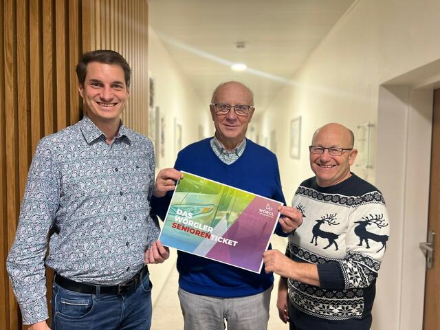 Michael Riedhart, Rolf Kainzner und Walter Altmann (v.l.) freuen sich über die Fortführung des vergünstigten Jahrestickets für Seniorinnen und Senioren.  | Foto: Stadtgemeinde Wörgl