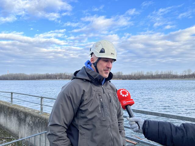 Thomas Vondal ist einer von nur rund 20 beruflichen Industrietauchern in Österreich.  | Foto: Florian Seidl