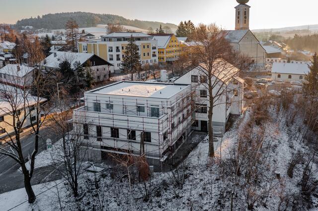 Derzeit laufen die Arbeiten bei der Erweiterung des Anbaus an das Gemeindeamt in Gurten noch auf Hochtouren.  | Foto: Doms