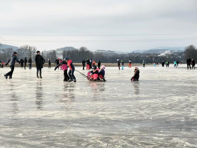 Winterfreuden "wie damals": Auf dem Eis der großen Überschwemmungsflächen des Weihnachtshochwassers pulsierte am Wochenende das Leben. | Foto: Eckhart Herbe